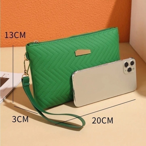 Quilted Green Shoulder Bag with Gold Chain Strap - Chic & Versatile - Picture 7 of 8